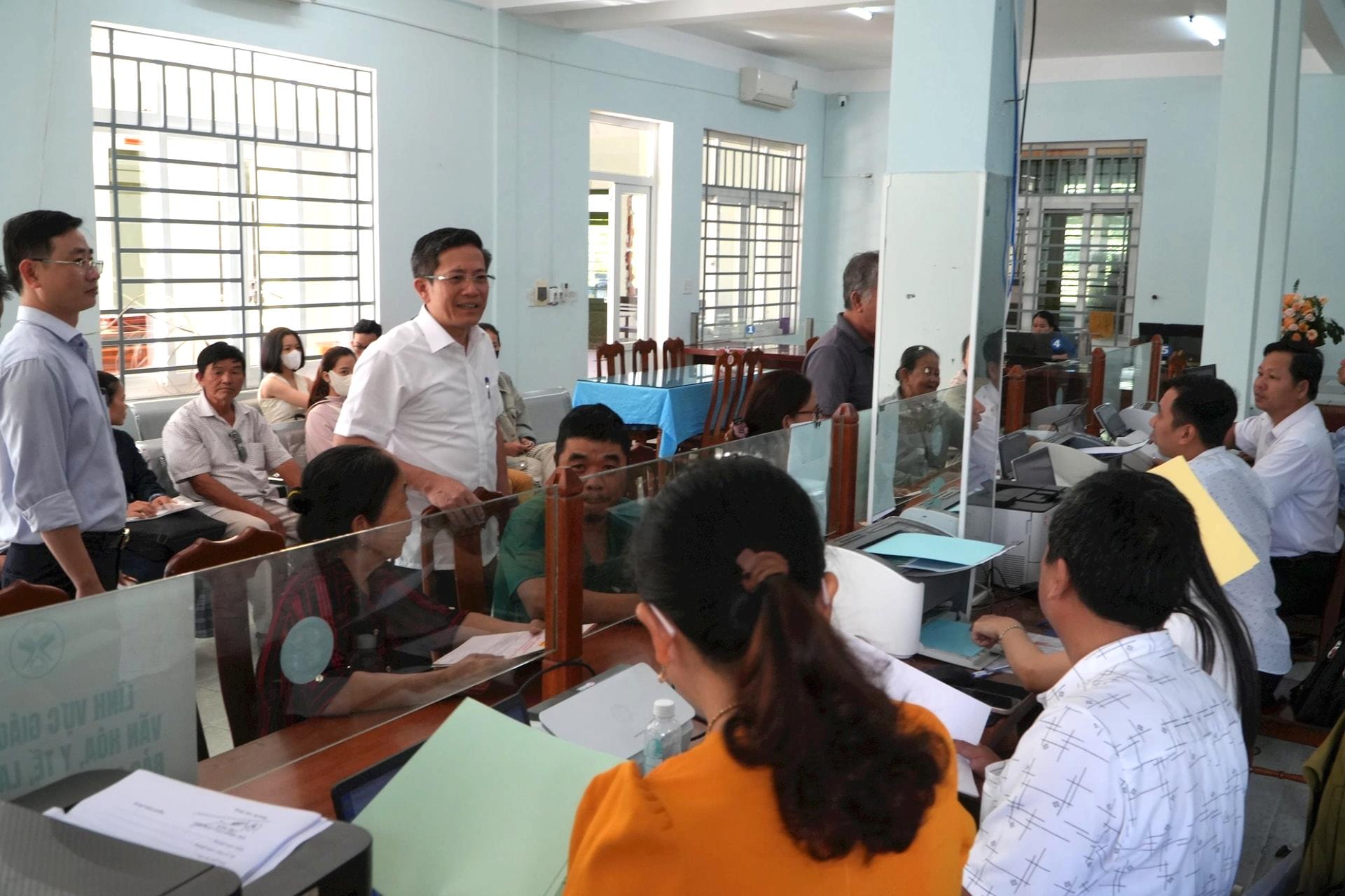 Phó Chủ tịch UBND thành phố Trần Nam Hưng kiểm tra tình hình giải quyết thủ tục hành chính tại Trung tâm Phục vụ hành chính công phường Quảng Phú. Ảnh: QUANG SƠN.
