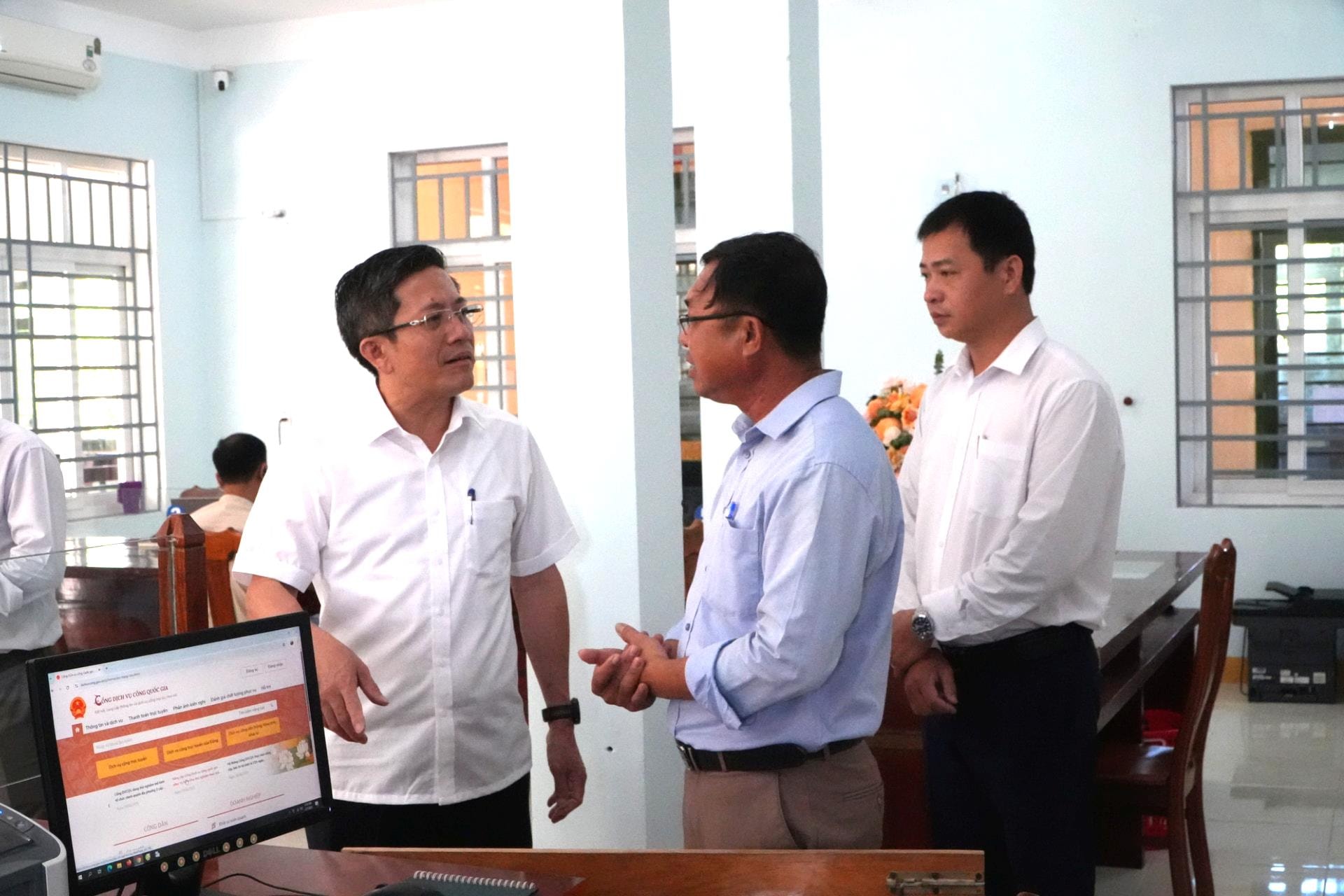 Phó Chủ tịch UBND thành phố Trần Nam Hưng thăm hỏi tình hình làm việc của cán bộ công chức phường. Ảnh: QUANG SƠN