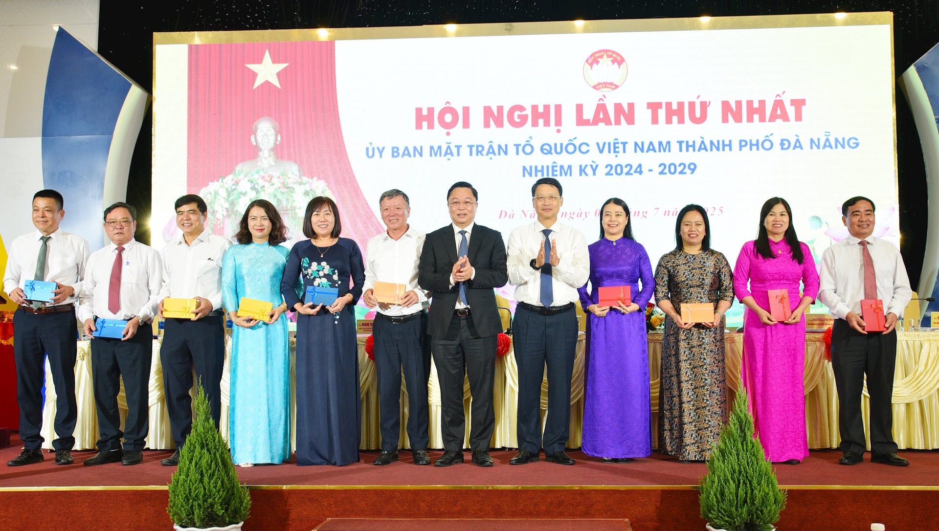 MT tp tang qua tri an