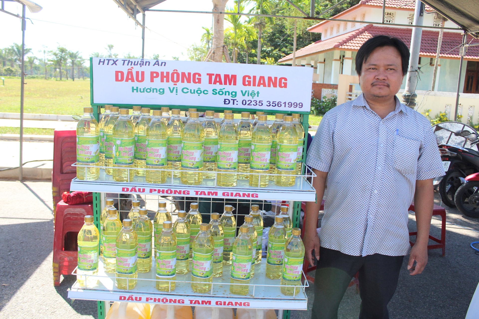 Sản phẩm Dầu phụng Tam Giang . Ảnh VĂN PHIN
