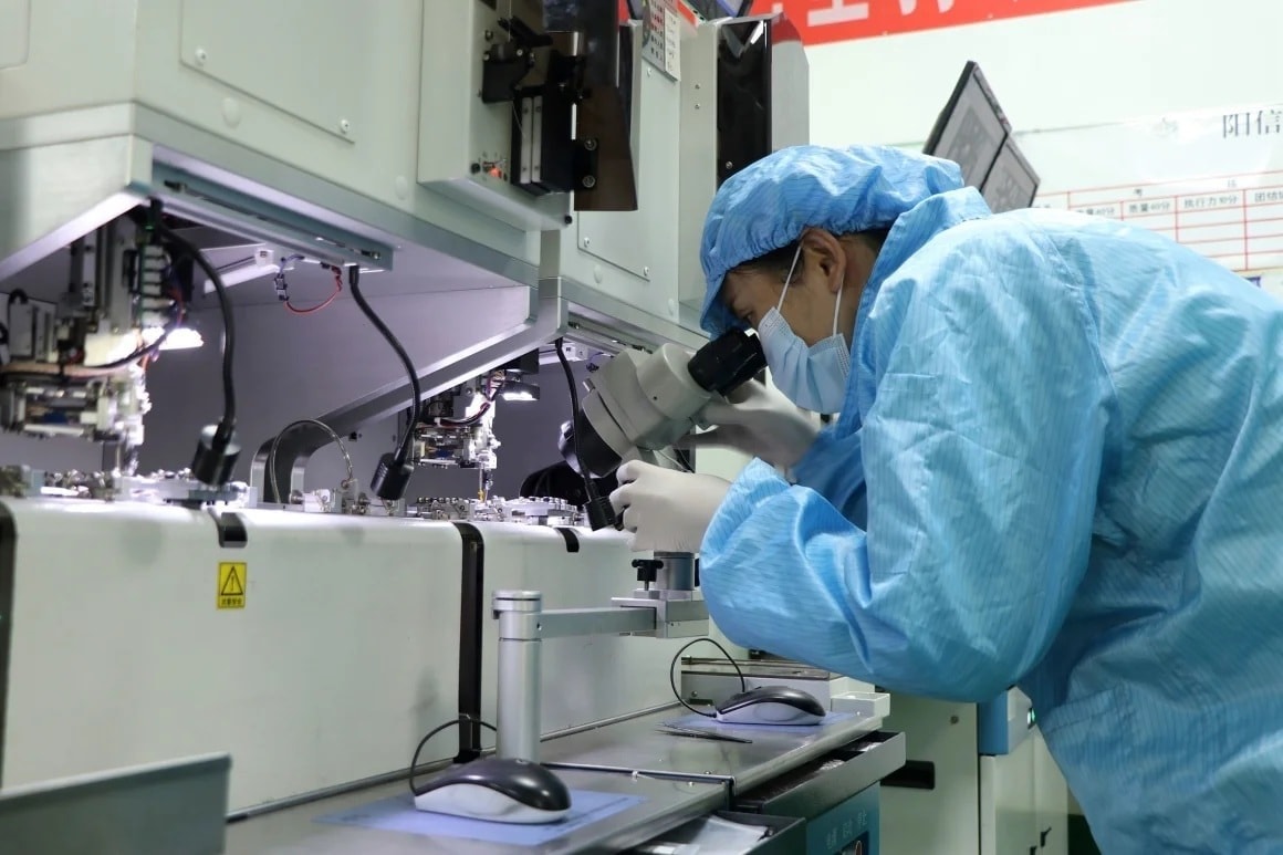 Bên trong nhà sản xuất chip ở tỉnh Sơn Đông, miền đông Trung Quốc vào tháng 1/2025. Ảnh: Chu Baorui/FeatureChina/AP