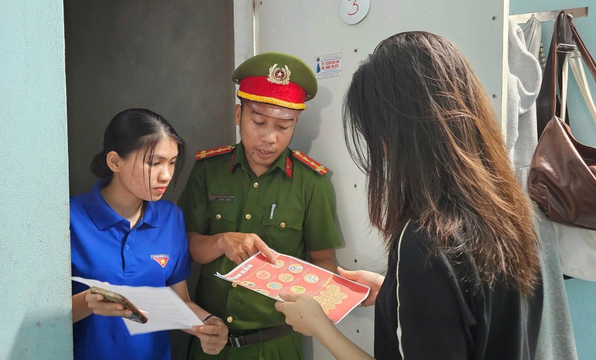 Lực lượng công an tuyên truyền phương thức, thủ đoạn của tội phạm công nghệ cao trong nhân dân. ẢNH: ĐVCC