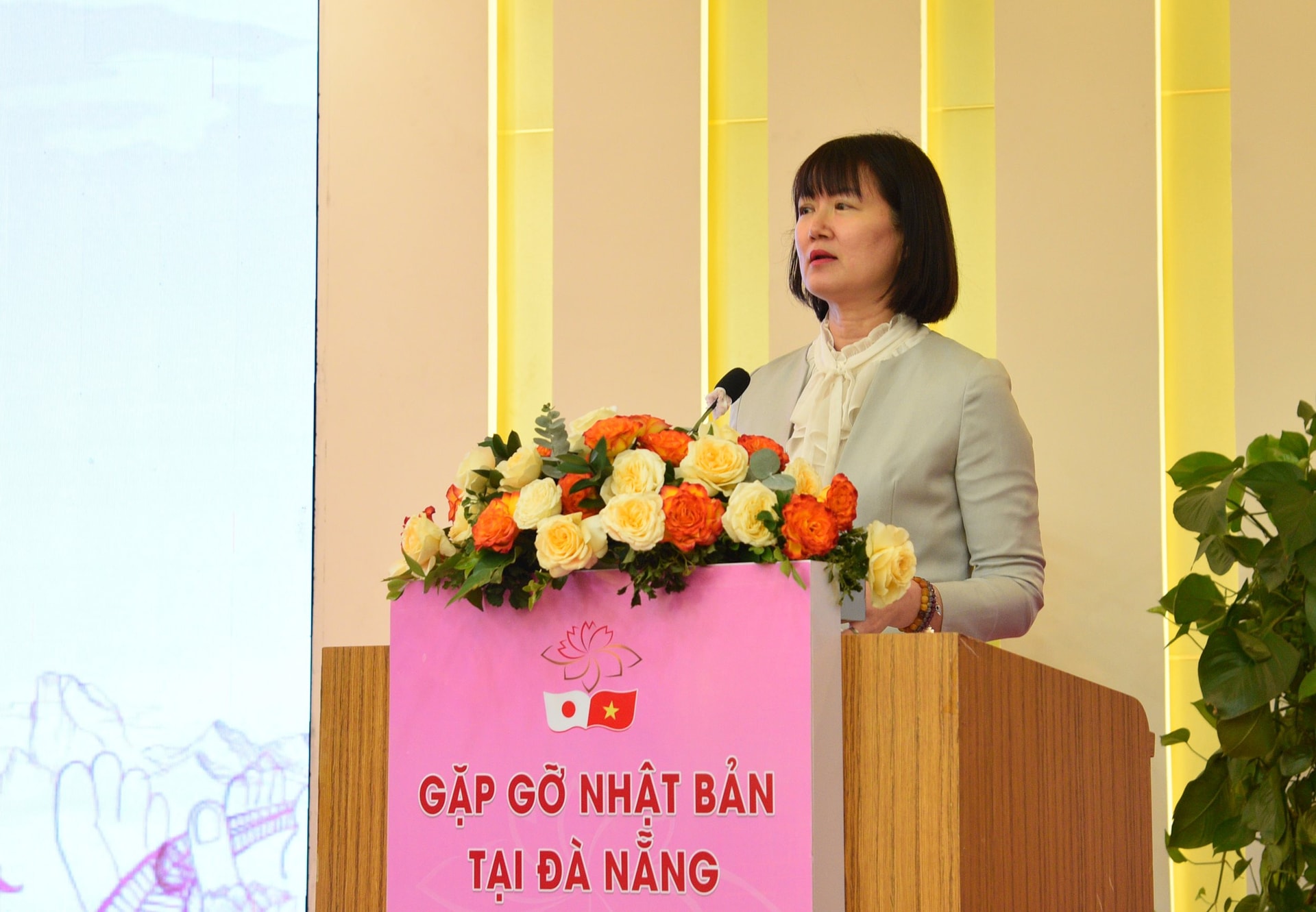 Phó Vụ trưởng Vụ Đông Bắc Á (Bộ Ngoại giao) Lâm Thị Thanh Phương chia sẻ tại hội nghị. Ảnh: T.PHƯƠNG