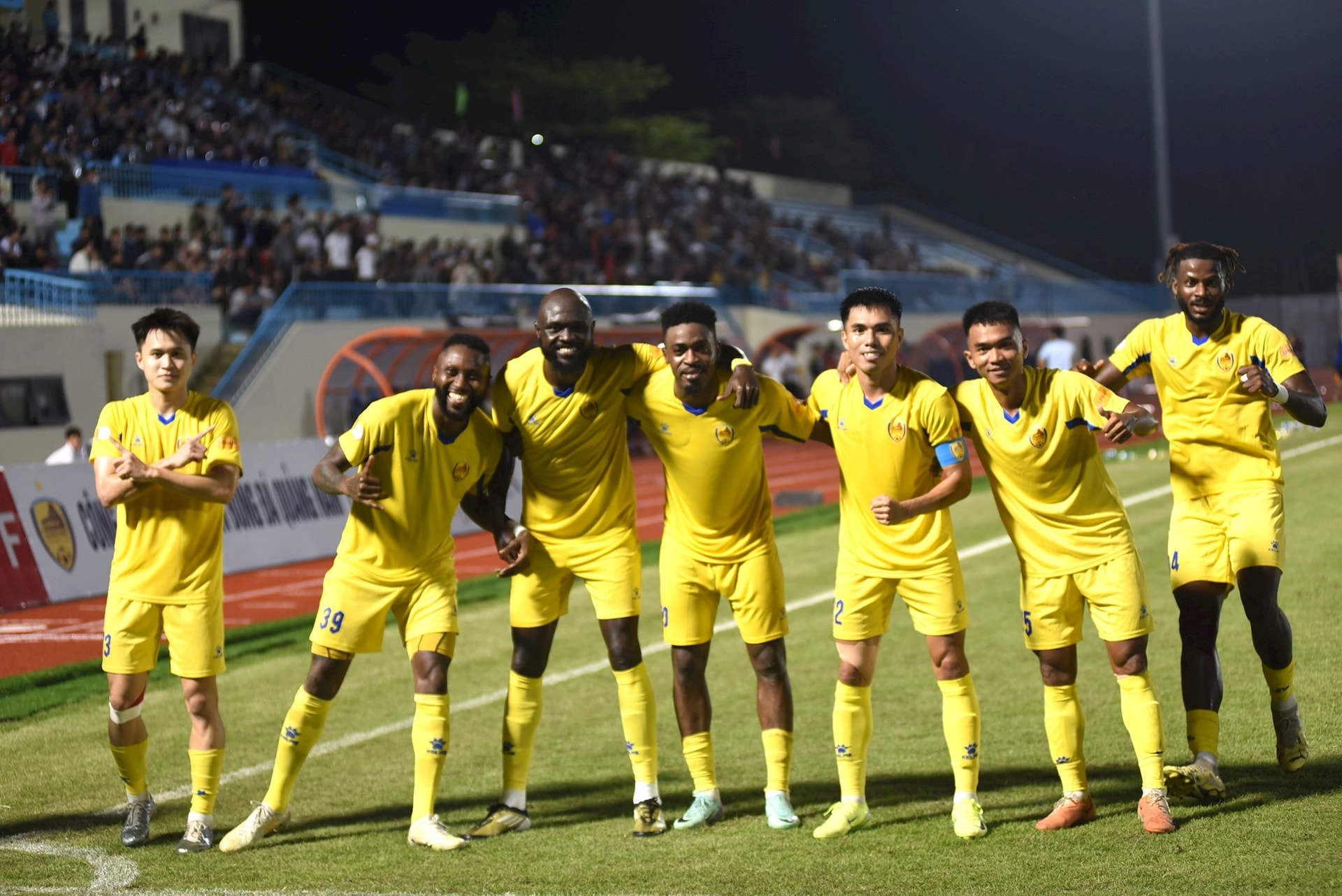 Đội Quảng Nam và SHB Đà Nẵng song hành tại V-League là mong muốn chính đáng của người hâm mộ xứ Quảng. Ảnh: TƯỜNG VY