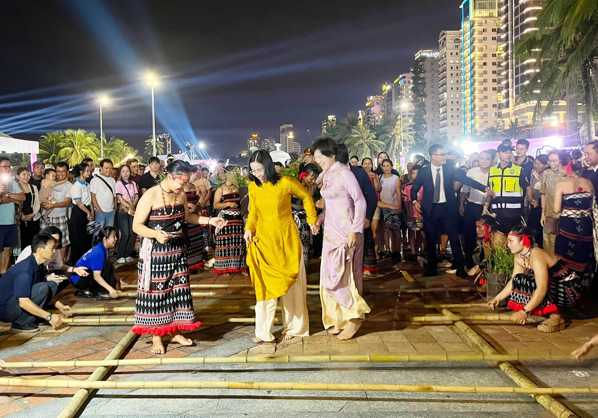 Vietnamese and Japanese delegates participated in traditional Vietnamese bamboo dance. Photo: T.PHUONG