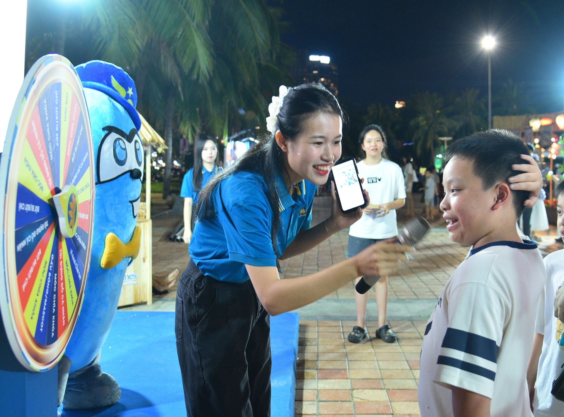 The festival features many fun activities and unique cuisine between the two countries, attracting people and tourists to experience. Photo: T.PHUONG