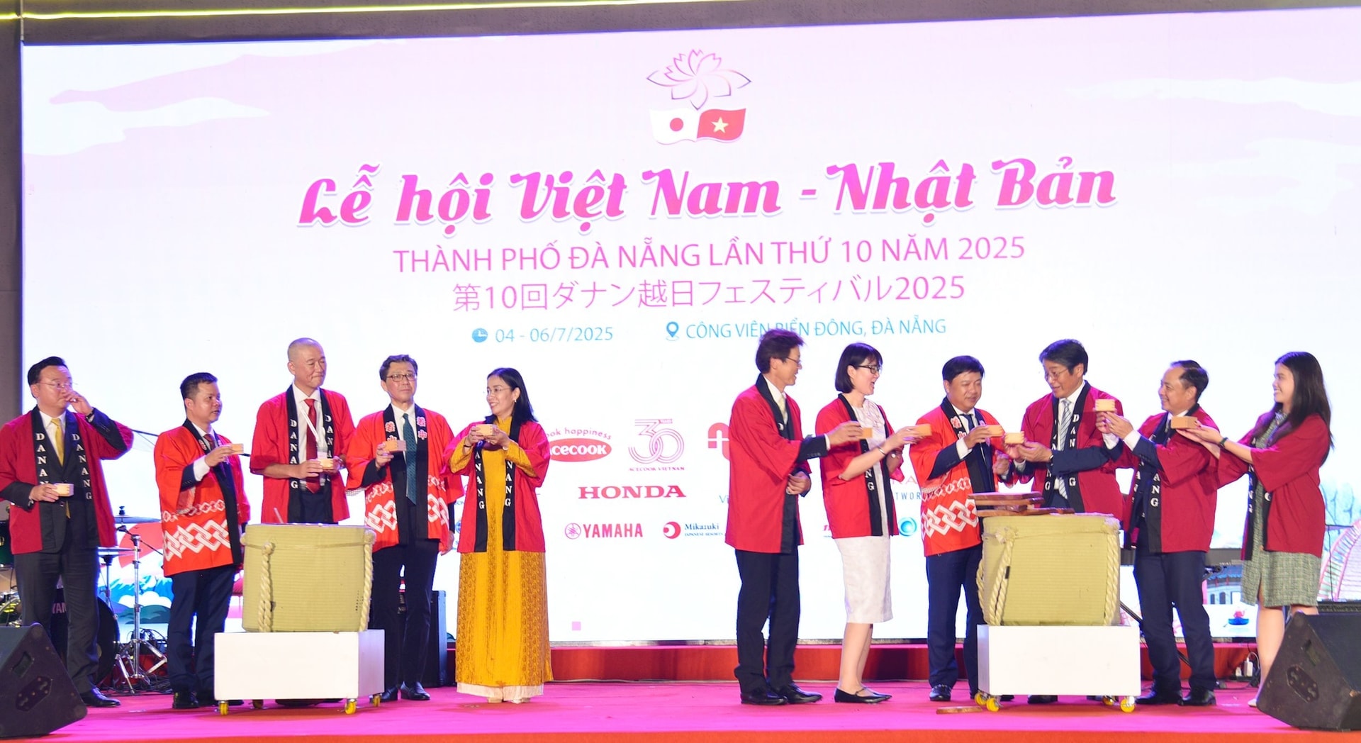 Vietnamese and Japanese delegates performed Sake barrel breaking ritual at the opening ceremony of the Viet Nam - Japan Festival 2025. Photo: T.PHUONG