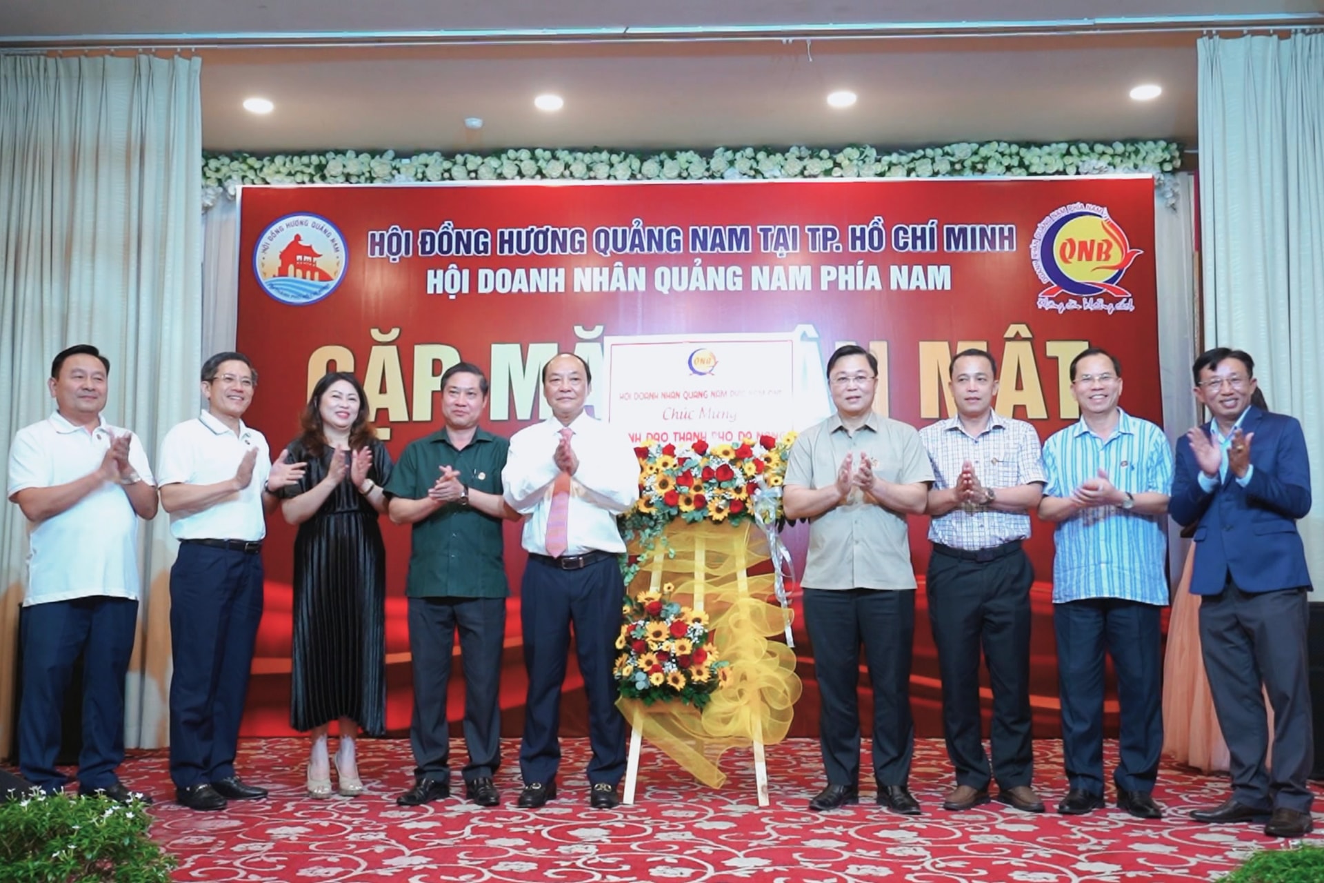 Hội doanh nhân Quảng Nam phía Nam đã trao tặng biểu tượng logo QNB - biểu trưng của tinh thần đoàn kết đến lãnh đạo TP.Đà Nẵng mới. Ảnh: PHAN VINH