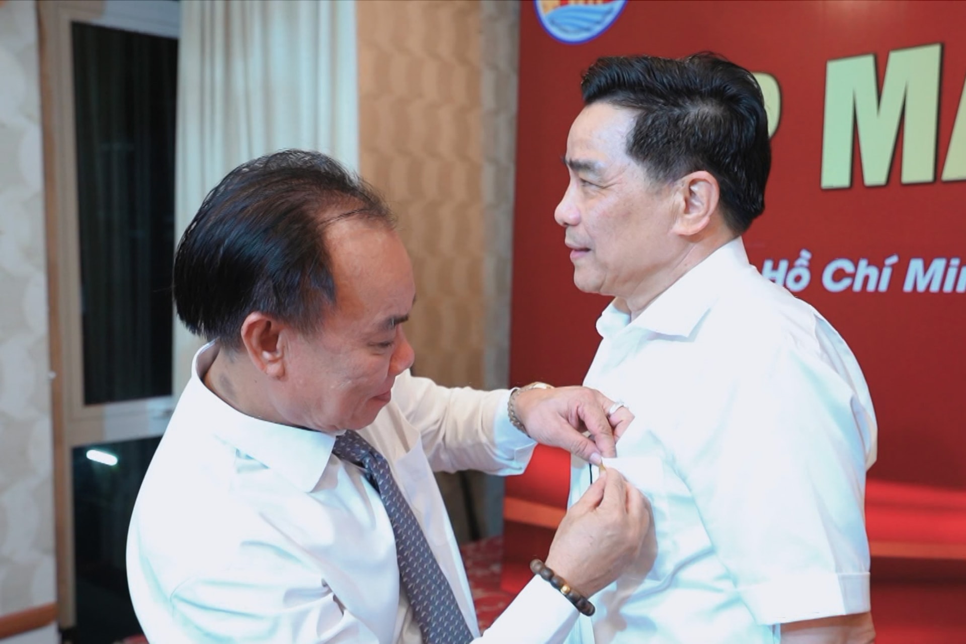 Hội doanh nhân Quảng Nam phía Nam đã trao tặng biểu tượng logo QNB tri ân nguyên Phó Bí thư Tỉnh ủy, nguyên Chủ tịch UBND tỉnh Quảng Nam Lê Văn Dũng. Ảnh: PHAN VINH