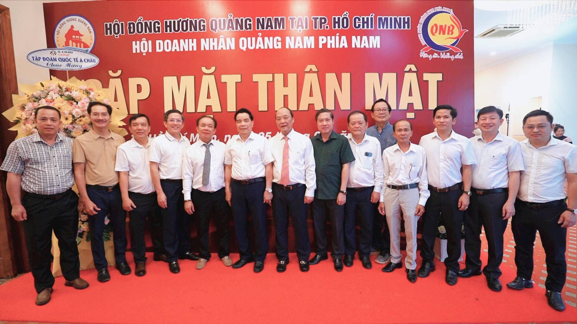 Các đại biểu lãnh đạo chụp hình lưu niệm cùng những doanh nhân đồng hương tại chương trình. Ảnh: PHAN VINH