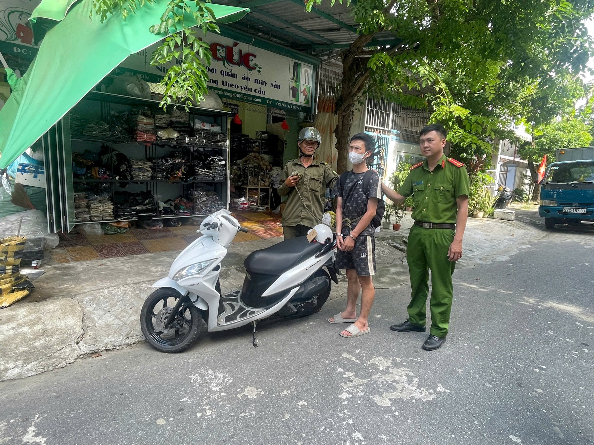Đối tượng Nguyễn Văn Bình và tang vật xe máy. Ảnh XUÂN MAI
