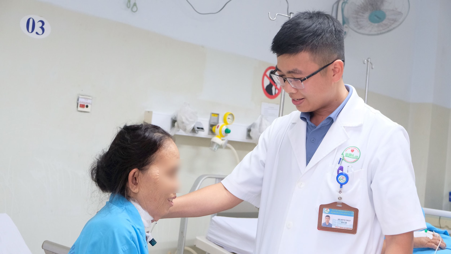 Bác sĩ Hồ Minh Nhật (Khoa Ung bướu tổng hợp) thăm khám bệnh nhân sau phẫu thuật