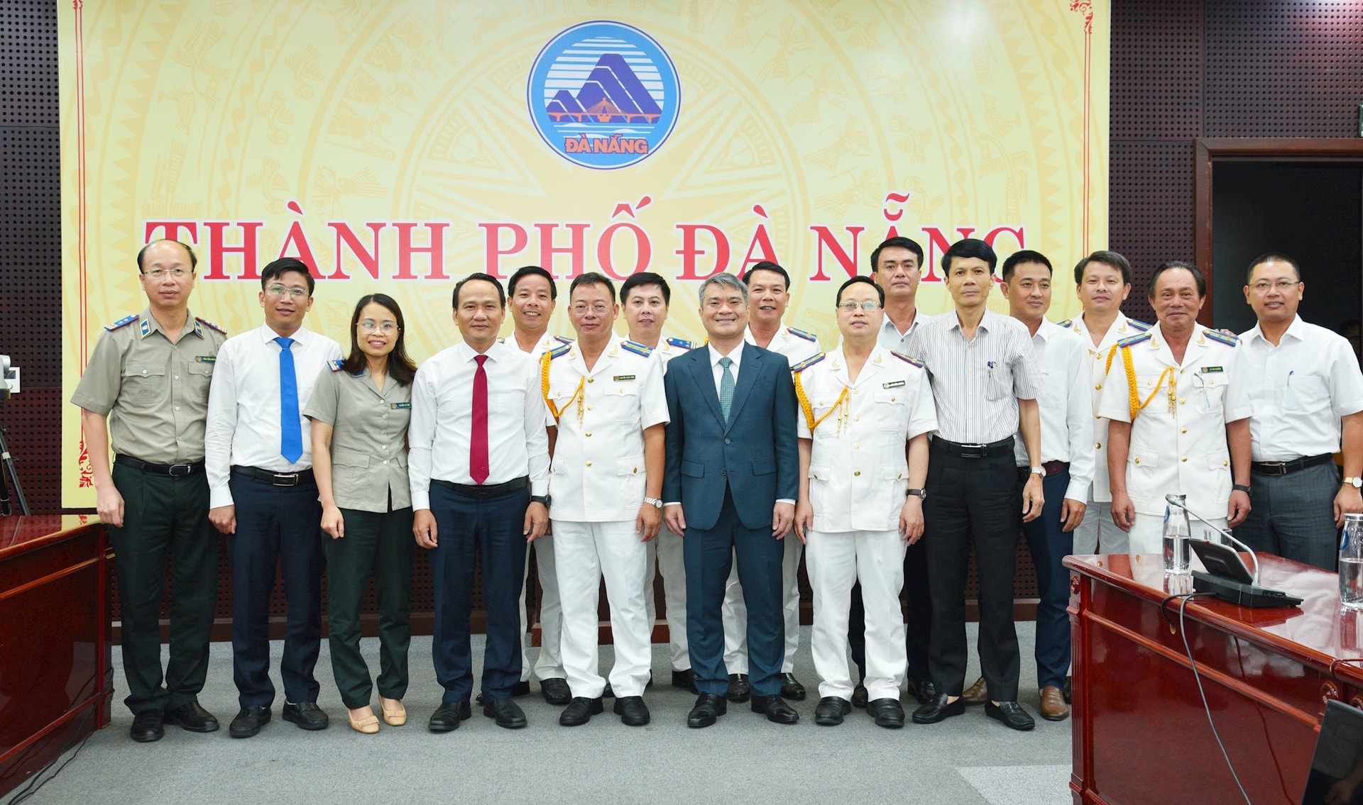 Thứ trưởng Bộ Tư pháp Nguyễn Thanh Tú (thứ 6, từ trái sang) và Phó Bí thư Thường trực Thành ủy Nguyễn Đình Vĩnh (thứ 4, từ trái sang) chụp ảnh lưu niệm cùng Thi hành án dân sự thành phố Đà Nẵng. Ảnh: T.PHƯƠNG