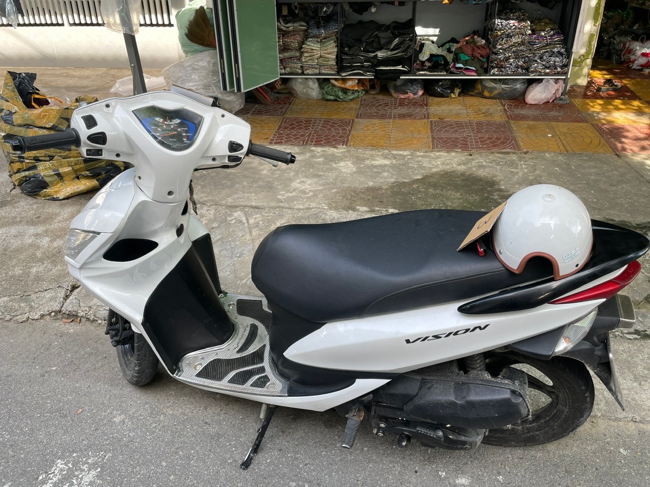 Tang vật xe máy. Ảnh XUÂN MAI