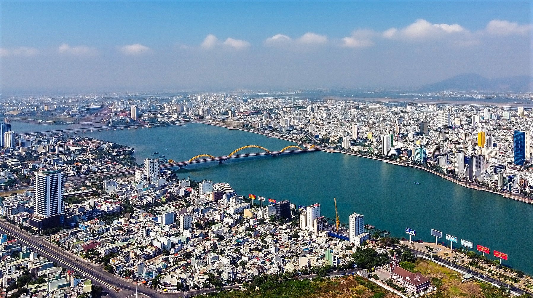La città di Da Nang si sta espandendo rapidamente grazie alle moderne infrastrutture. Foto: Xuan Son