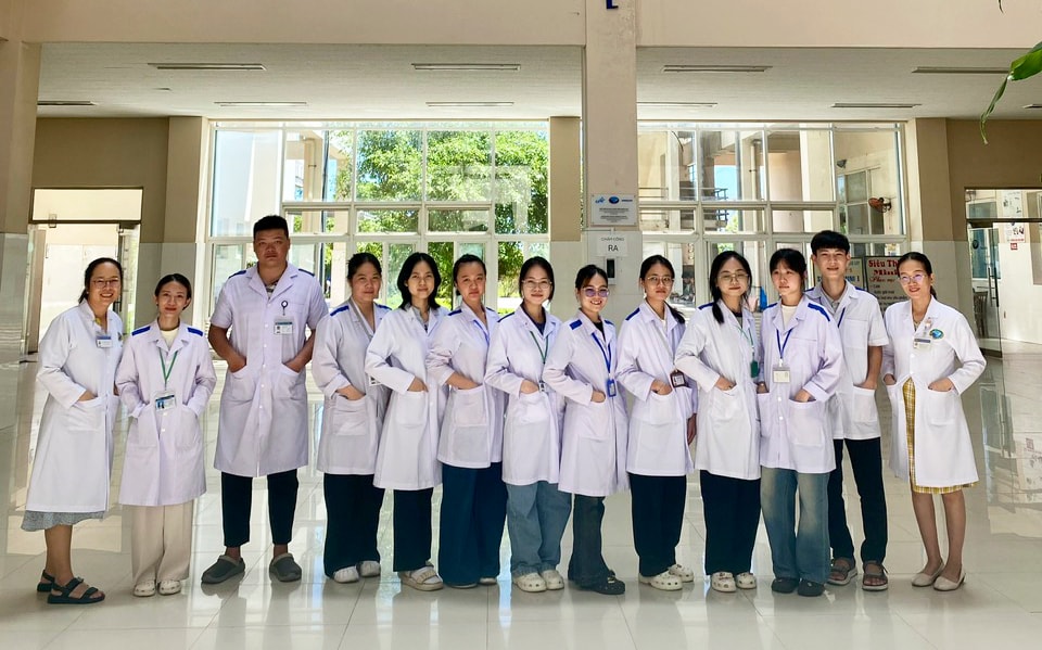 Các sinh viên ngành dinh dưỡng cùng chuyên môn dinh dưỡng trong bệnh viện.