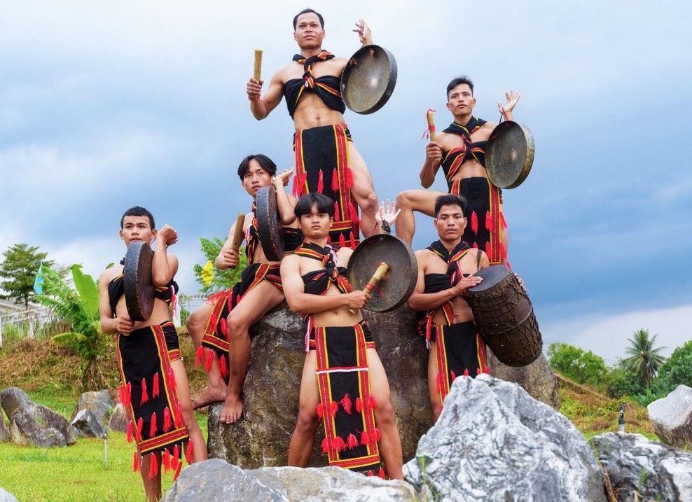 Bí thư Chi bộ thôn 5 Trà Giáp, Phạm Xuân Nghĩa (bên trái) còn là hạt nhân của đội Cồng chiêng xã, truyền dạy bản sắc văn hóa cho lớp trẻ. Ảnh: BÌNH MINH.