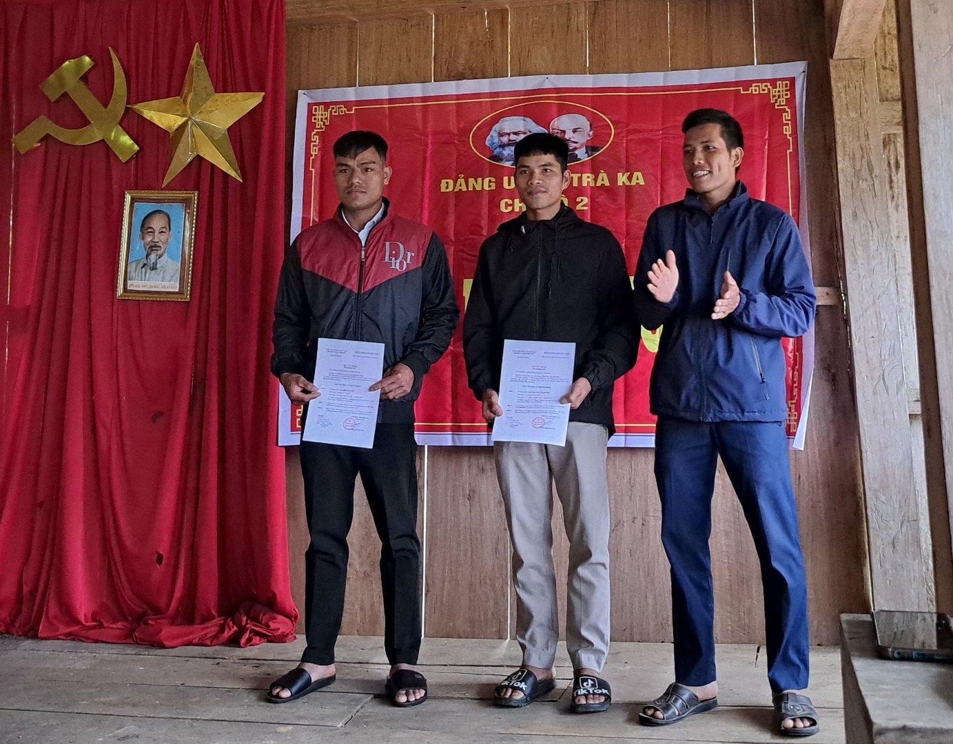 Bí thư Chi bộ Đảng thôn 5 Trà Giáp (thôn 2 Trà Ka cũ), Phạm Xuân Nghĩa luôn chăm lo công tác xây dựng Đảng, trao quyết định kết nạp Đảng cho hai đảng viên mới hồi cuối năm 2023. Ảnh: BÌNH MINH.