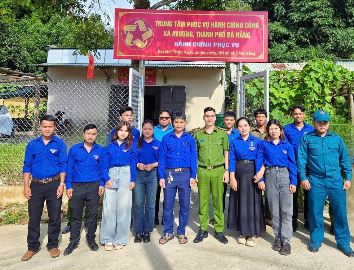 Mặc dù còn rất nhiều khó khăn về cơ sở vật chất, Trung tâm Phục vụ hành chính công xã Avương nỗ lực giải quyết thủ tục nhanh chóng, hiệu quả. Ảnh: HIỀN THÚY