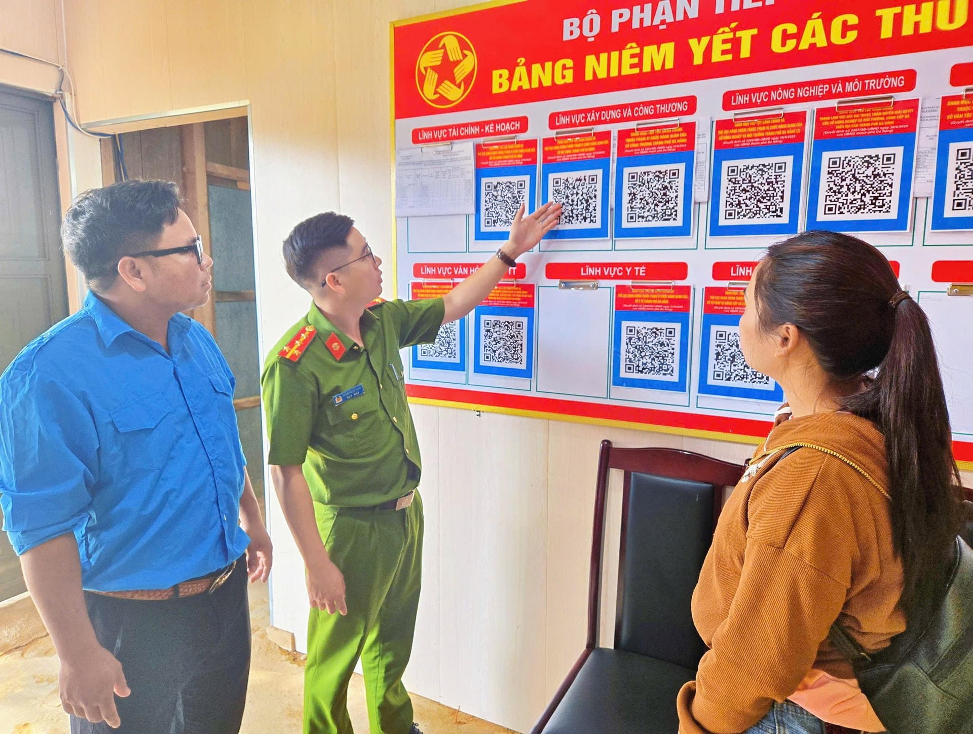 Đoàn viên thanh niên, Công an xã Avương giới thiệu đến người dân thủ tục hành chính tại Trung tâm Phục vụ hành chính công xã. Ảnh: Công an xã Avương