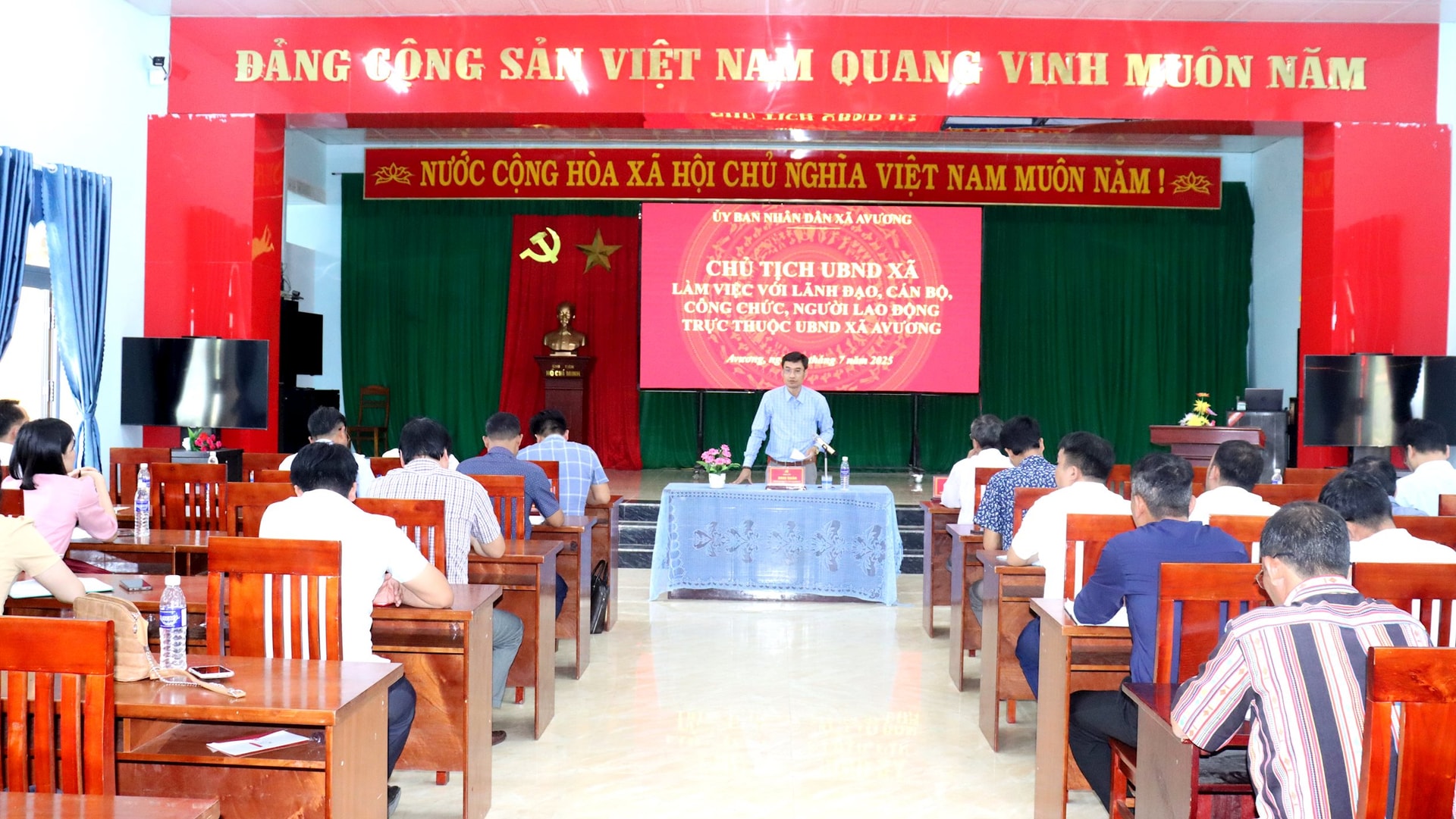 UBND xã Avương tổ chức gặp mặt, quán triệt triển khai nhiệm vụ toàn thể cán bộ, công chức, người lao động. Ảnh: HIỀN THÚY