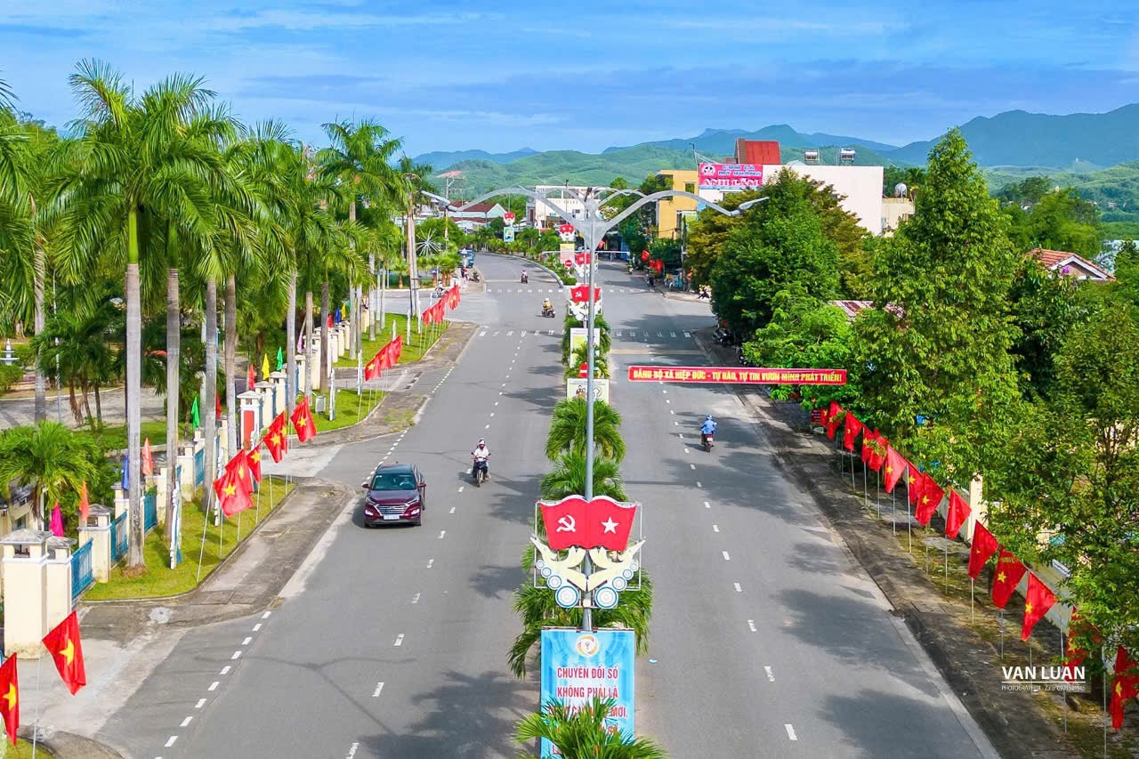 Công tác tuyên truyền, cổ động trực quan về đại hội tại khu vực trung tâm xã Hiệp Đức. Ảnh: VĂN LUẬN