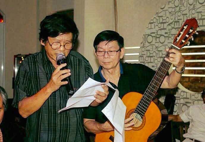 Nhạc sĩ Nguyễn Duy Khoái (phải) cùng Nhà thơ Nguyễn Ngọc Hạnh trong một đêm giao lưu âm nhạc. Ảnh: Nhân vật cung cấp