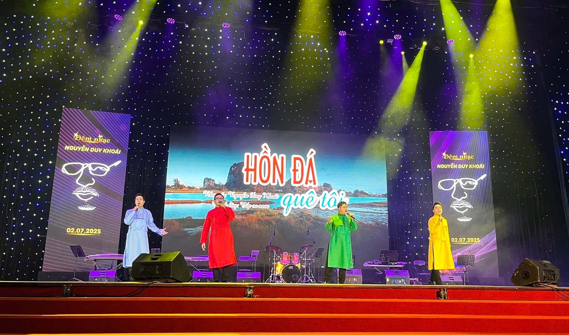 Đêm nhạc “Khi trái tim vẫn hồng” ghi dấu ấn sâu đậm trong lòng đồng nghiệp, bạn bè và khán giả. Ảnh: ĐOÀN HẠO LƯƠNG
