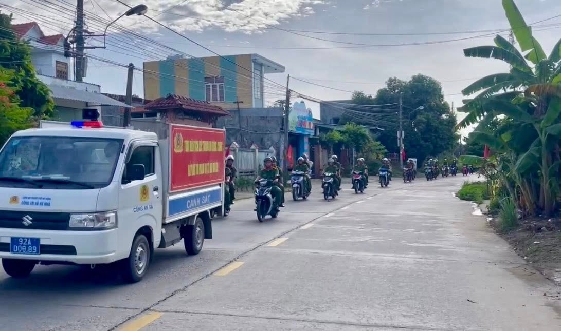 Công an xã Hà Nha diễu hành sau lễ ra quân tuần tra, kiểm soát đảm bảo an ninh trật tự. Ảnh: XUÂN VĨNH