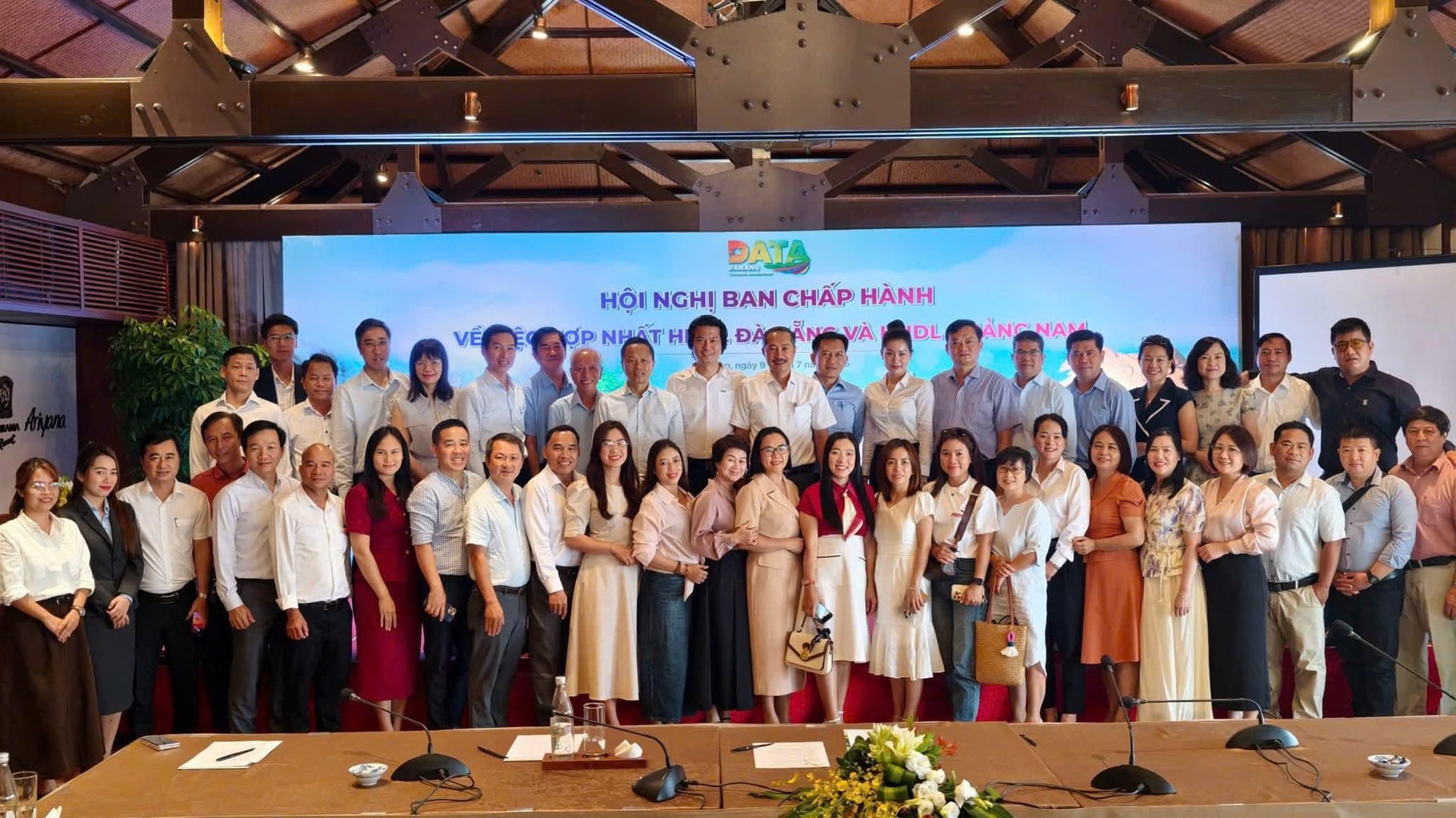 tổ chức ội nghị Ban Chấp hành về việc hợp nhất giữa hai Hiệp hội