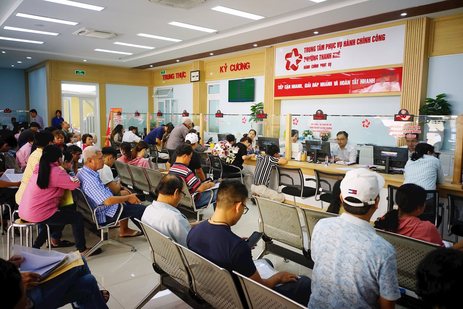 Điều kiện thuận lợi của phường Thanh Khê là được tiếp nhận cơ sở vật chất, trang thiết bị từ trụ sở UBND quận Thanh Khê cũ. Ảnh: XUÂN SƠN