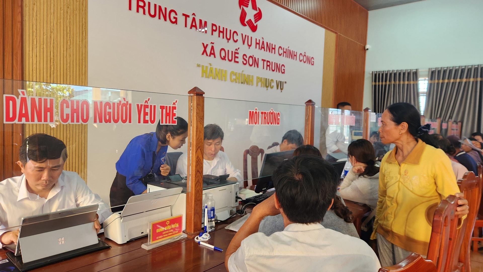 Người dân đến làm thủ tục hành chính tại Trung tâm Phục vụ hành chính công xã Quế Sơn Trung. Ảnh: DUY THÁI