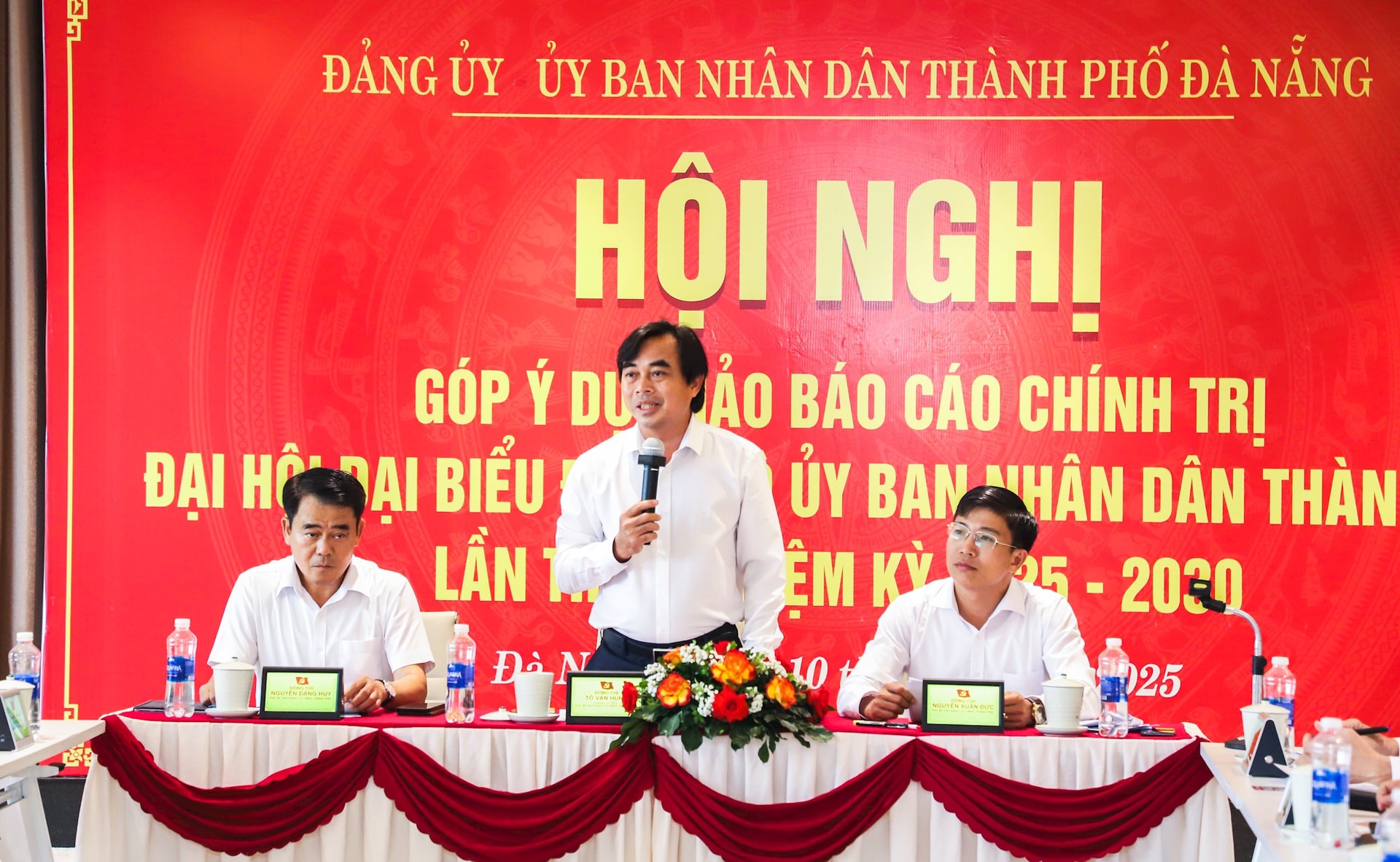 Các đồng chí lãnh đạo Đảng ủy UBND thành phố chủ trì hội nghị góp ý dự thảo báo cáo chính trị. Ảnh: NGỌC PHÚ