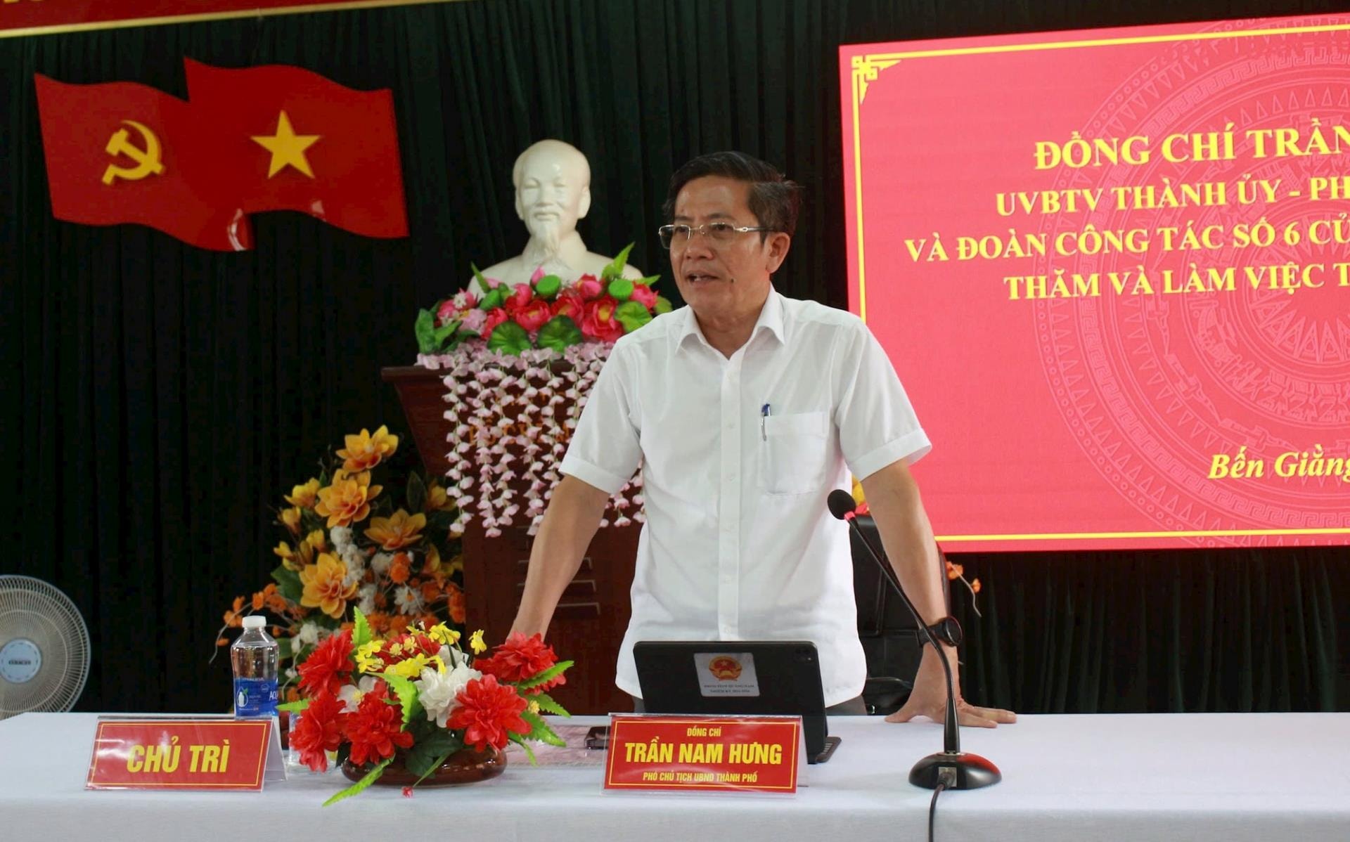 Phó Chủ tịch UBND thành phố Trần Nam Hưng phát biểu tại buổi làm việc với lãnh đạo xã Bến Giằng. ẢNH: DUY BÌNH