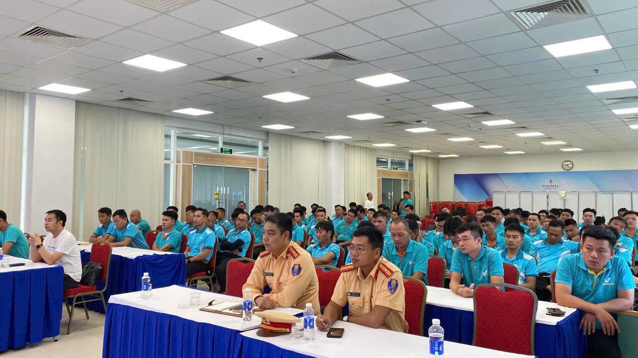 Đội ngũ tài xế Công ty Taxi Xanh SM tham gia buổi tuyên truyền. Ảnh: Công an thành phố Đà Nẵng