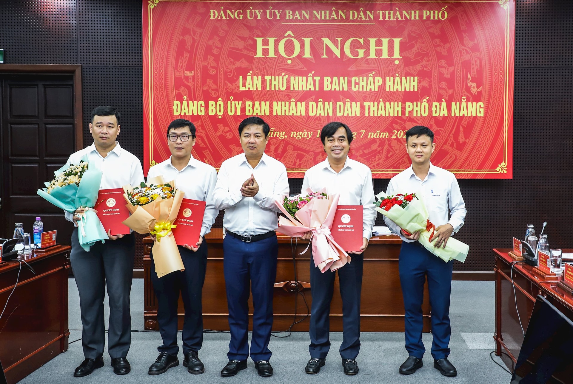 Đồng chí Lương Nguyễn Minh Triết (giữa) trao quyết định, tặng hoa chúc mừng lãnh đạo Ban Tổ chức Đảng ủy. Ảnh: NGỌC PHÚ