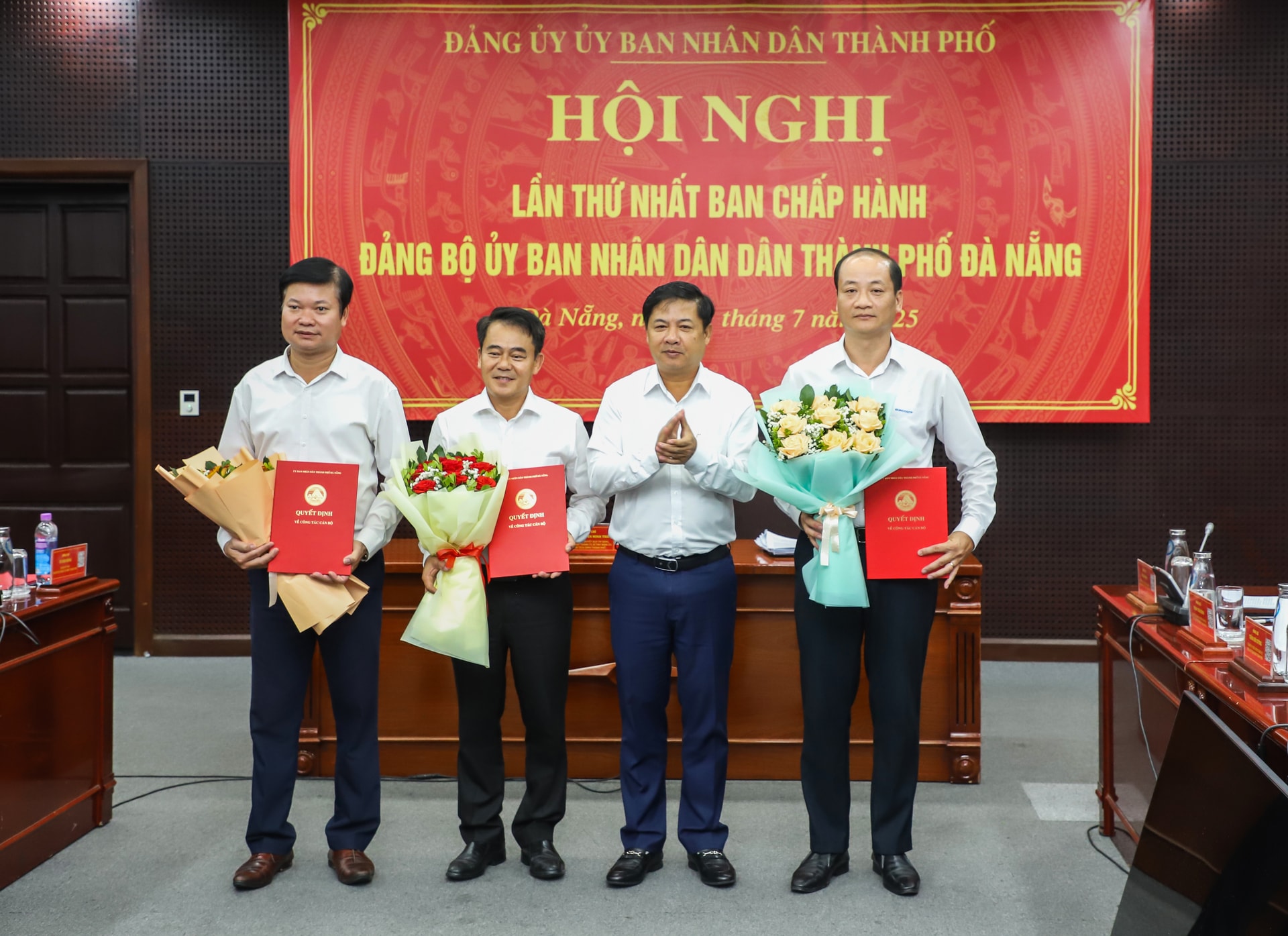 Đồng chí Lương Nguyễn Minh Triết (giữa) trao quyết định, tặng hoa chúc mừng lãnh đạo Ủy ban Kiểm tra Đảng ủy. Ảnh: NGỌC PHÚ