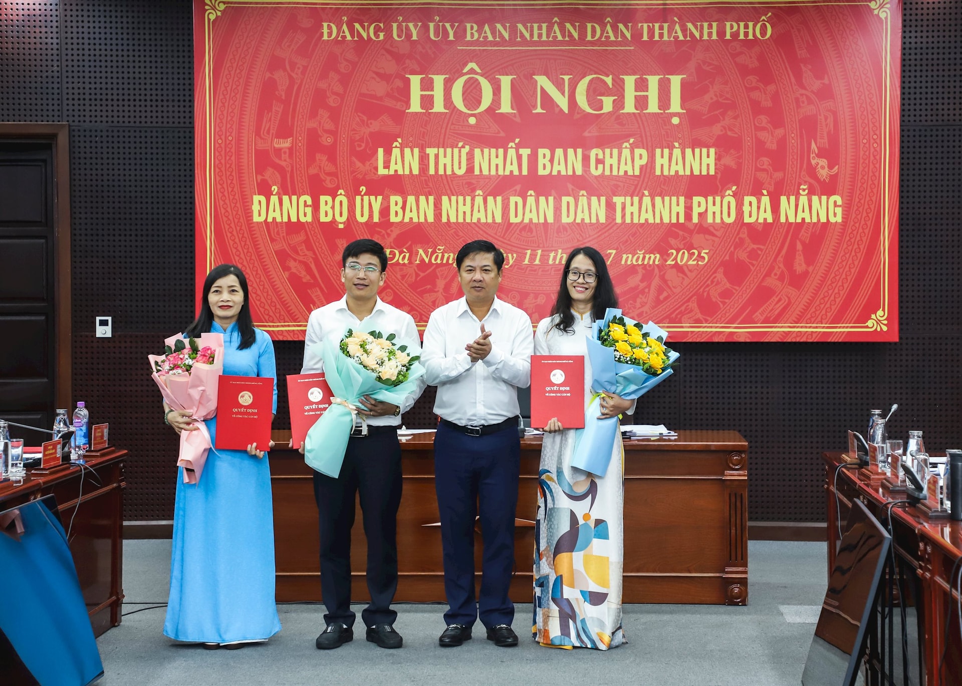 Đồng chí Lương Nguyễn Minh Triết (giữa) trao quyết định, tặng hoa chúc mừng lãnh đạo Ban Tuyên giáo và Dân vận Đảng ủy: Ảnh: NGỌC PHÚ