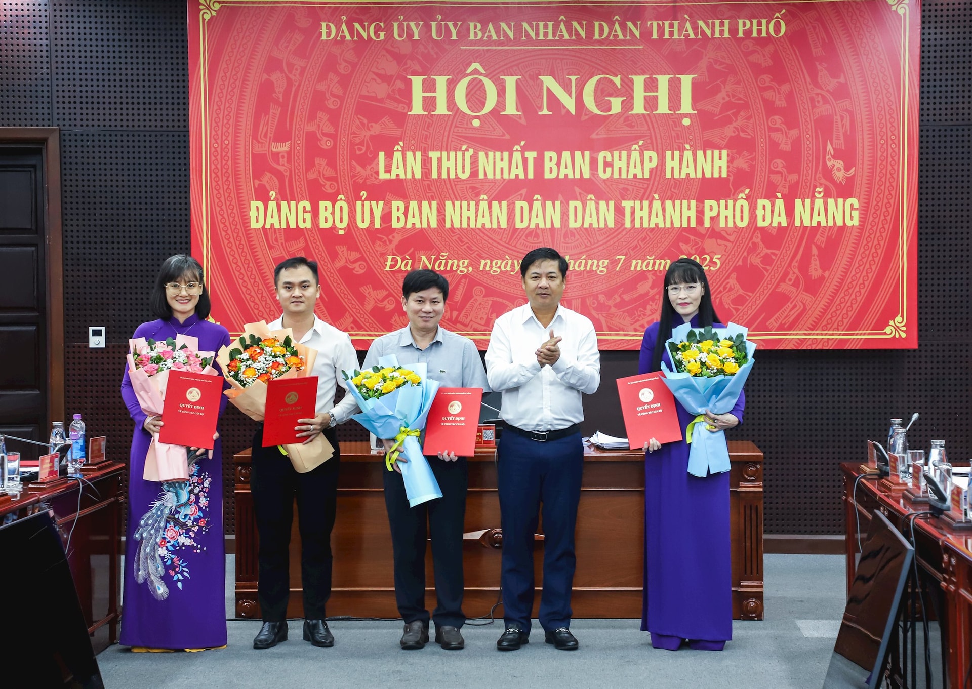 Đồng chí Lương Nguyễn Minh Triết (giữa) trao quyết định, tặng hoa chúc mừng lãnh Văn phòng Đảng ủy. Ảnh: NGỌC PHÚ