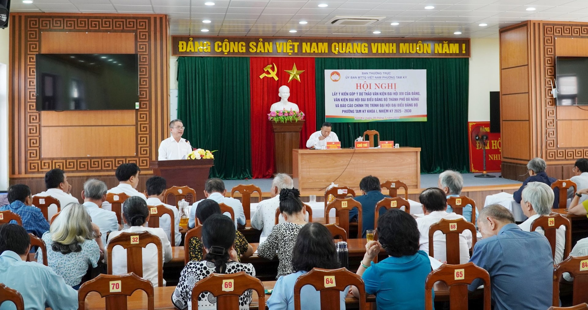 Ban Thường trực Ủy ban MTTQ Việt Nam phường Tam Kỳ tổ chức lấy ý kiến góp ý của đại diện nhân dân vào dự thảo Báo cáo chính trị trình Đại hội đại biểu Đảng bộ phường nhiệm kỳ 2025 - 2030. Ảnh: N.ĐOAN