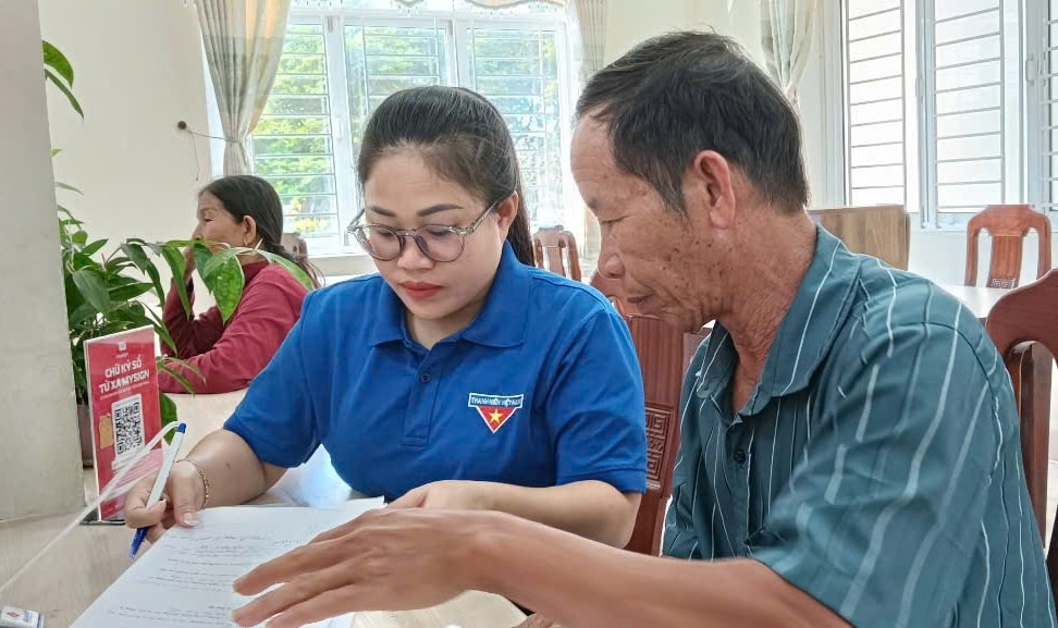 anh can bo ban chuyen trach chien dan