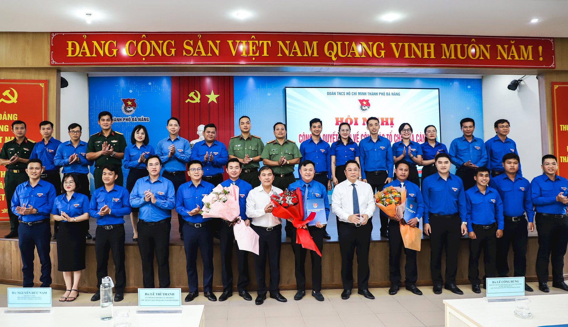 Chủ tịch Ủy ban MTTQ Việt Nam thành phố Lê Trí Thanh (thứ 6, phải sang) và lãnh đạo Ban Tổ chức Thành ủy tặng hoa chúc mừng Ban Chấp hành Đoàn TNCS Hồ Chí Minh thành phố Đà Nẵng mới. Ảnh NGỌC PHÚ