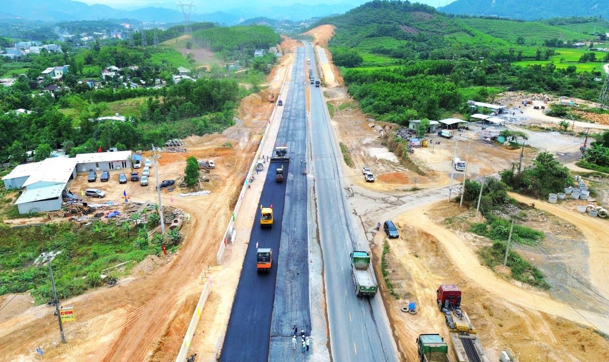 Các nhà thầu đang tập trung đẩy mạnh thi công dự án cao tốc Bắc - Nam, đoạn qua địa bàn thành phố Đà Nẵng. Ảnh: TRỌNG HÙNG