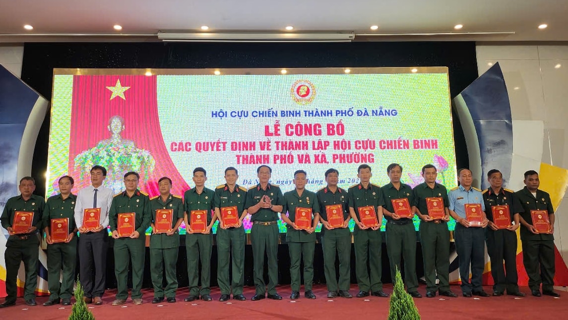 Chủ tịch Hội Cựu chiến binh thành phố Đà Nẵng Trương Chi Lăng (giữa) trao quyết định thành lập hội cựu chiến binh xã, phường. Ảnh: NGỌC HÀ