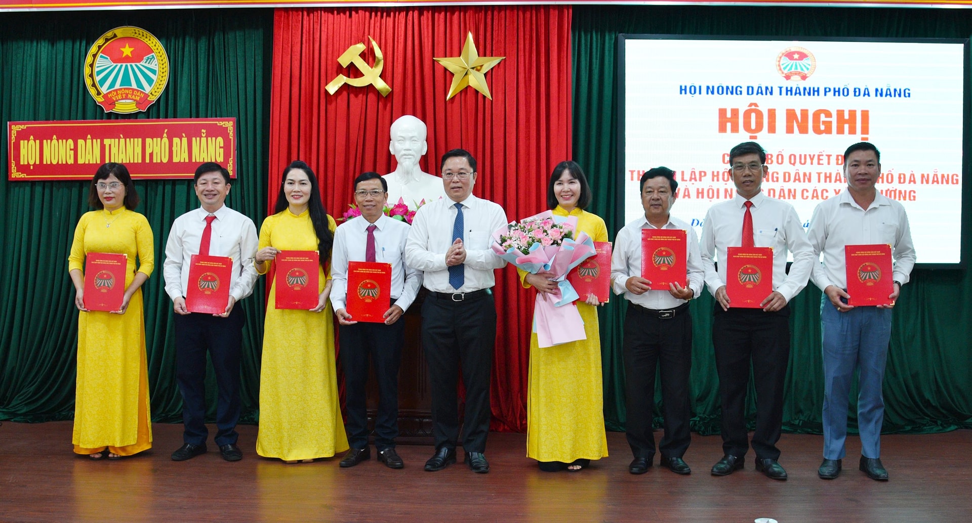 CT MT tp Le Tri Thanh trao quyet dinh HND