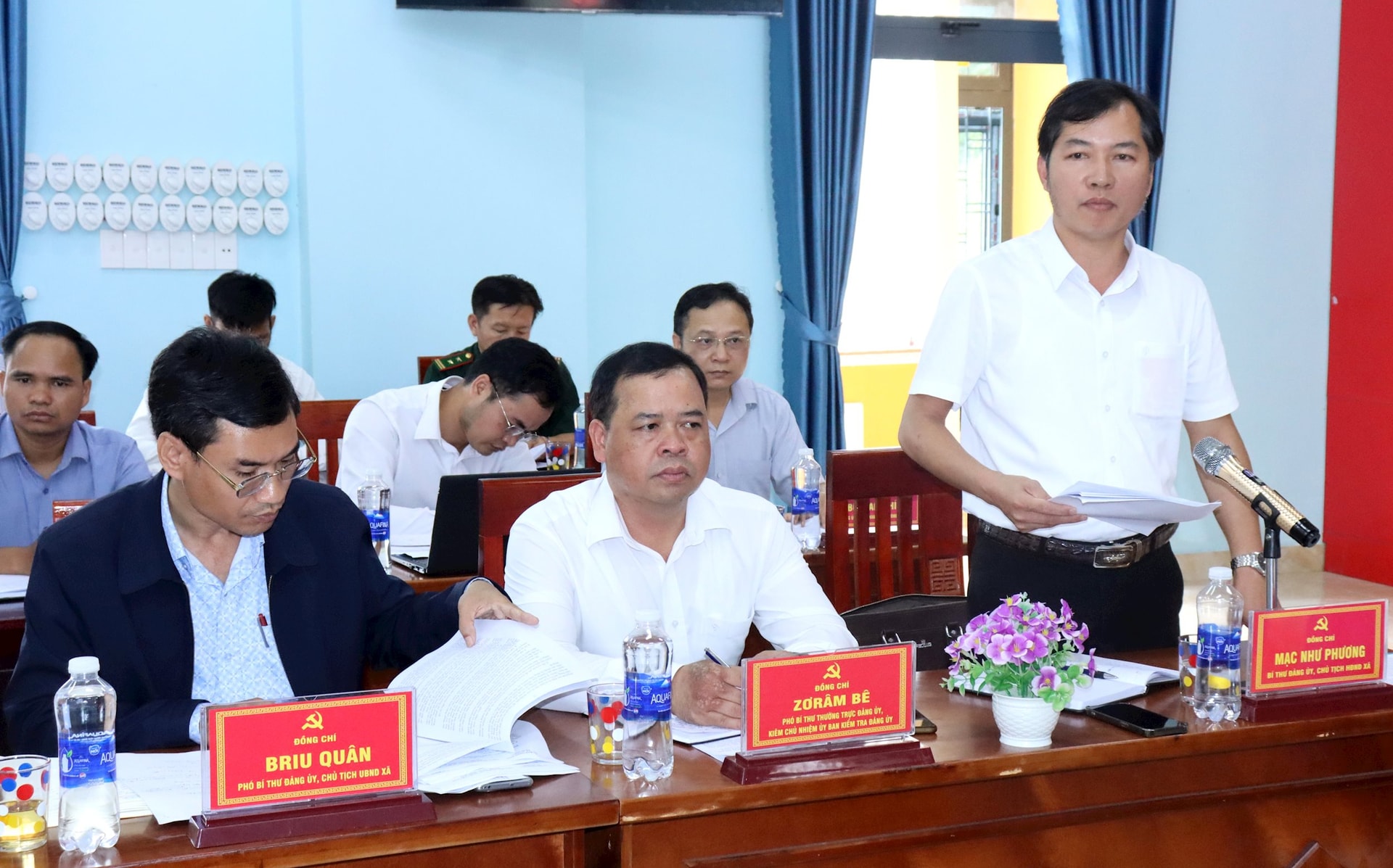 Ông Mạc Như Phương, Bí thư Đảng ủy xã Avương báo cáo tại buổi làm việc