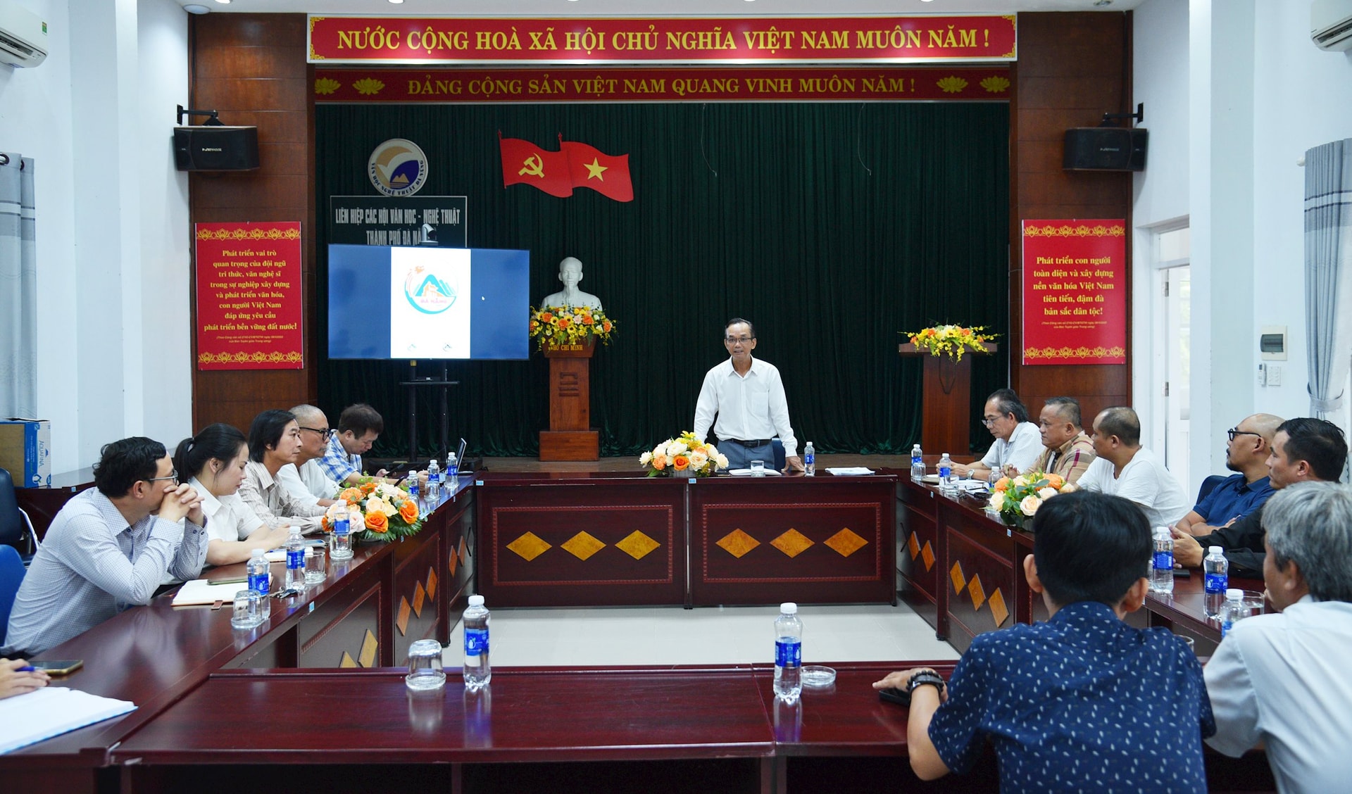 to chuc lay y kien logo 