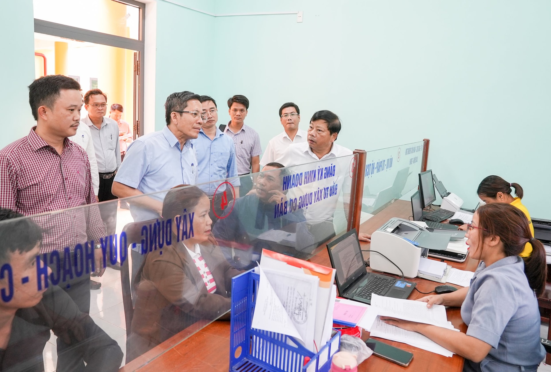 ng Trần Nam Hưng, Phó Chủ tịch UBND thành phố Đà Nẵng kiểm tra việc vận hành Trung tâm Phục vụ hành chính công xã Nam Trà My. Ảnh: HỒ QUÂN