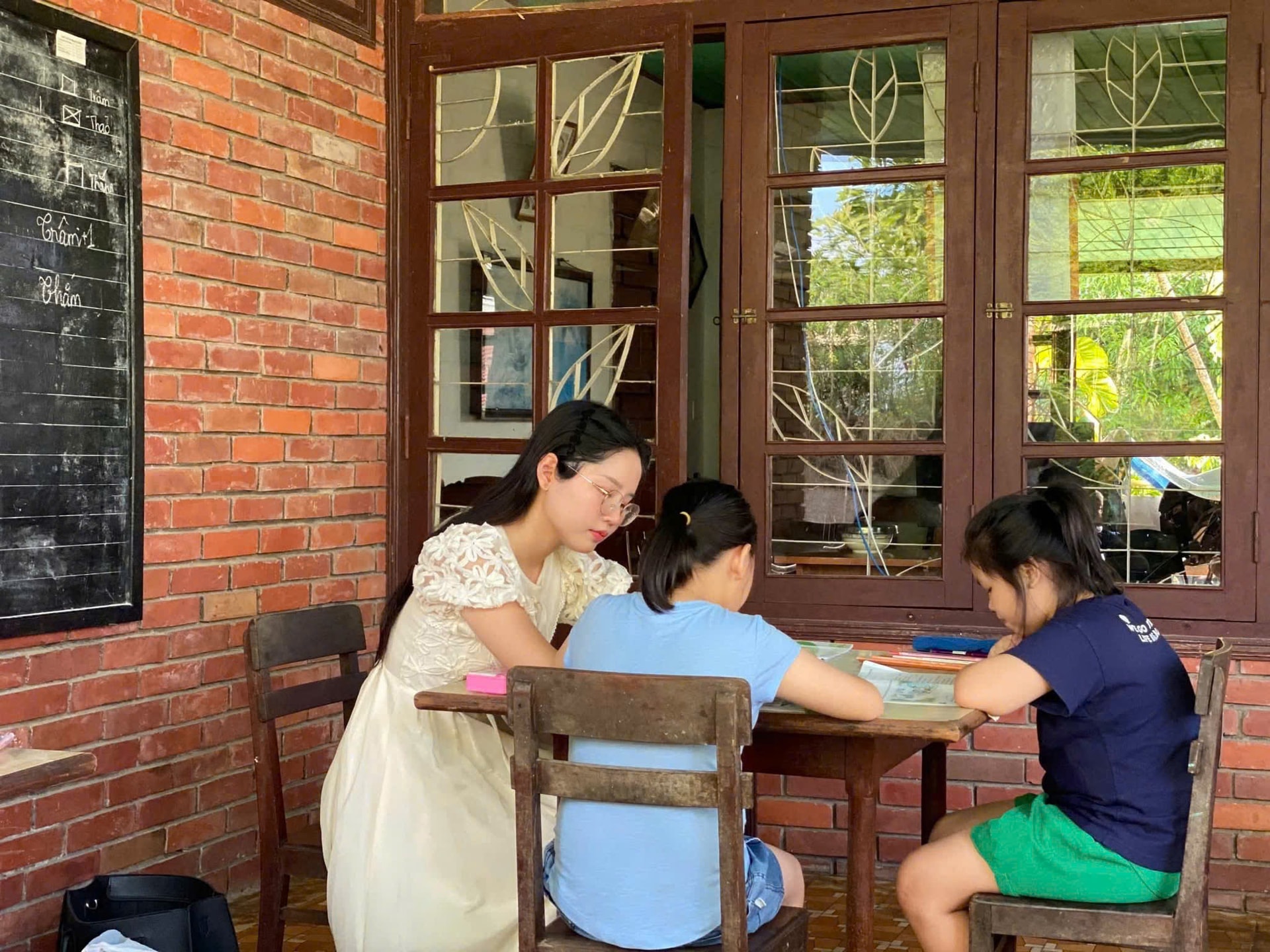 Yên Thảo trong một buổi dạy học cho các em nhỏ tại Làng trẻ SOS Đà Nẵng. Ảnh: N.HẠ