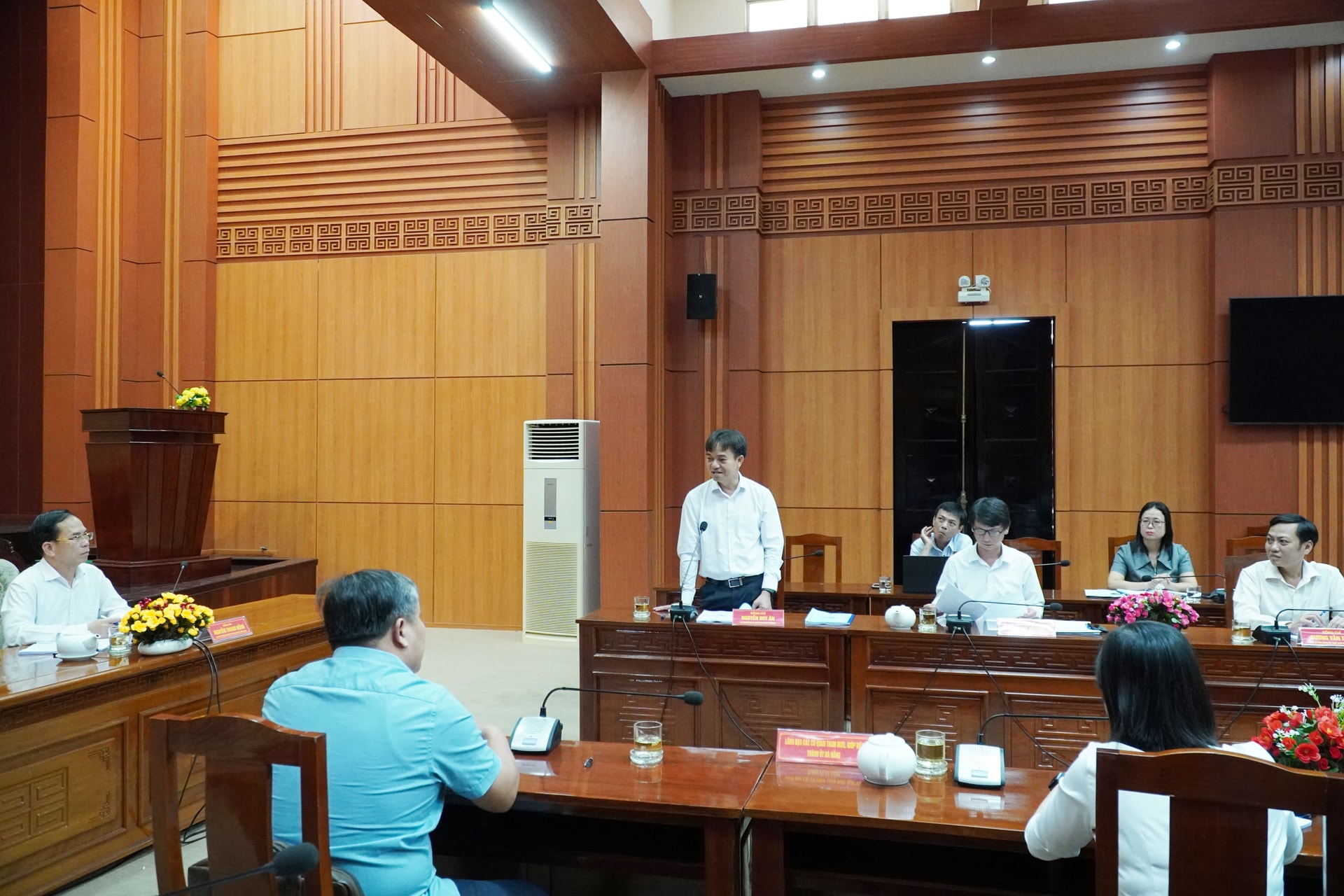 anh lam viec ban thach